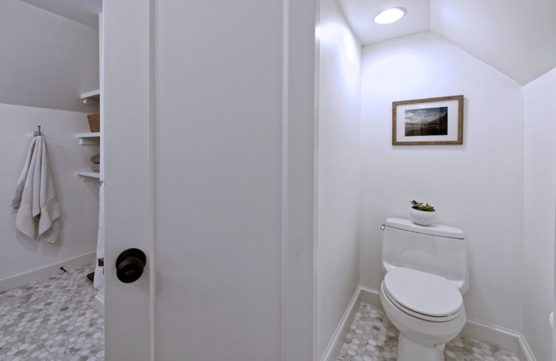 MBRG-bathroom-toilet-room-1000x600-1-800x520